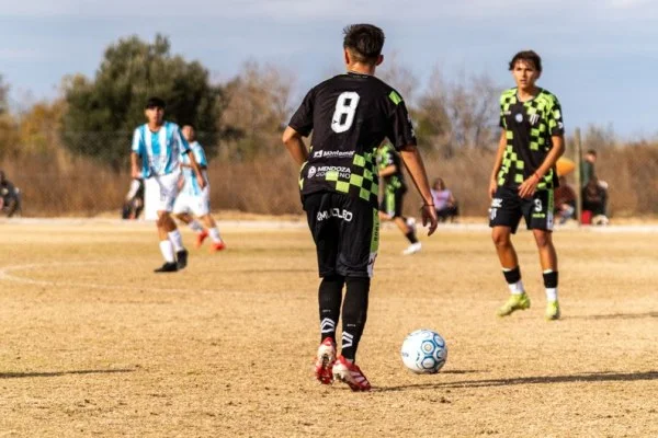 soccer midfielder passing